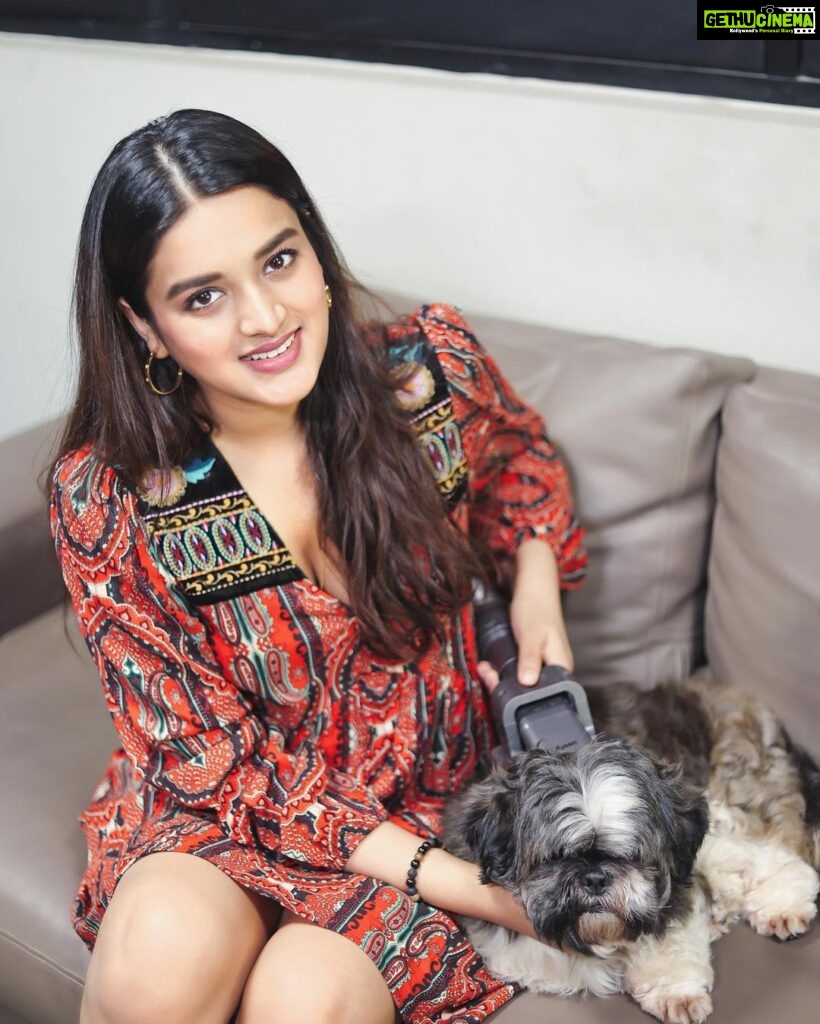 Nidhhi Agerwal Instagram - It’s all fun and games till the time Duster sheds his hair everywhere 😕 All precious things deserve the best- so I used the new Dyson pet grooming kit to control the dander 😇 The brush collects the extra hair, dust and allergens effortlessly in the vacuum. #DysonIndia#DysonHome#PetGroomtool#gifted @dyson_india @dusternaveenbukka