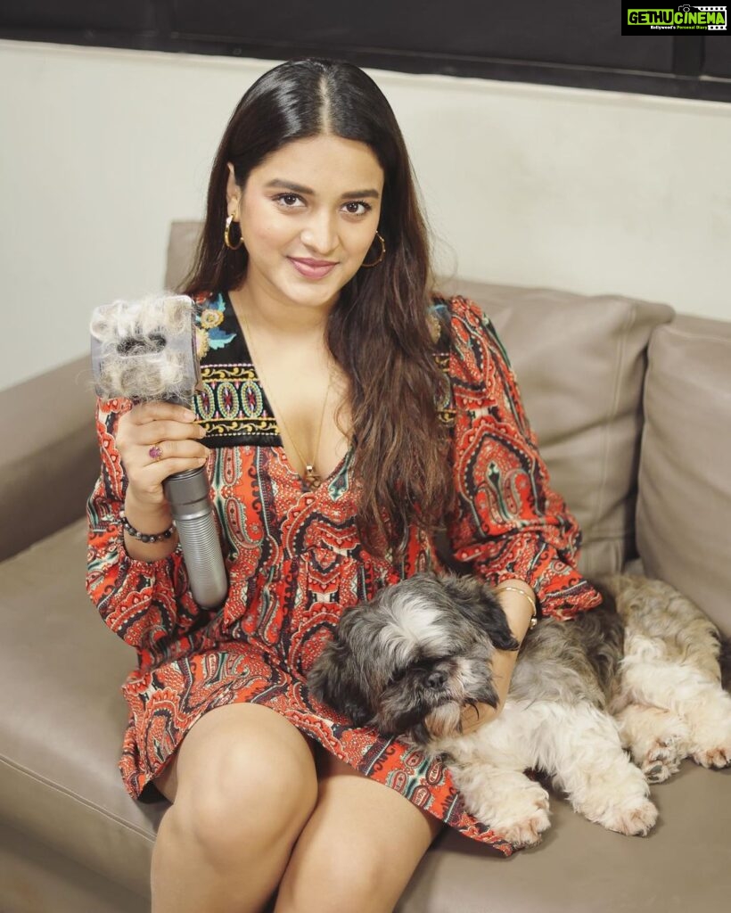 Nidhhi Agerwal Instagram - It’s all fun and games till the time Duster sheds his hair everywhere 😕 All precious things deserve the best- so I used the new Dyson pet grooming kit to control the dander 😇 The brush collects the extra hair, dust and allergens effortlessly in the vacuum. #DysonIndia#DysonHome#PetGroomtool#gifted @dyson_india @dusternaveenbukka