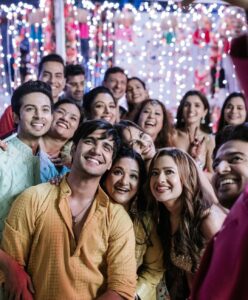 Nidhi Shah Instagram - Highly considering going to the craft store and turning these pictures into a scrapbook ❤️🥰 
A sneak peek into ketki and rushad’s mehendi function 🤩 
.
.

#throwback #mehendi #bestnight #fun #anupamaa #family #wedding #love