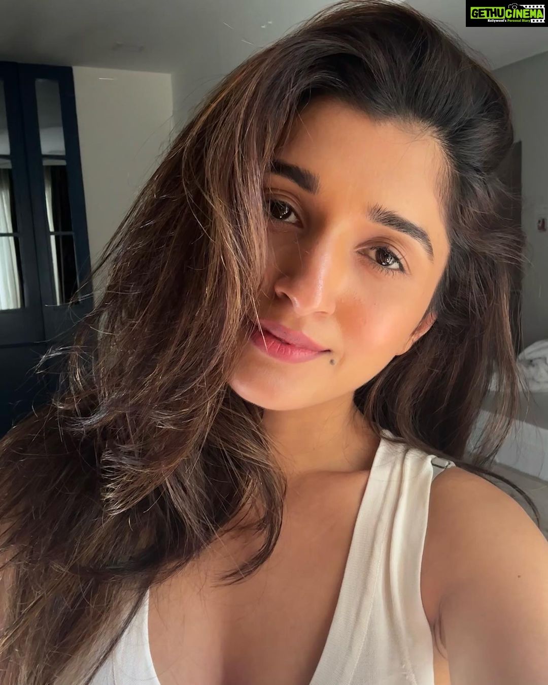 Nidhi Shah Instagram - Let your soul glow ✨ . #nomakeupmakeuplook #selfiee #postnappic #instagood