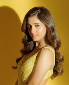 Nidhi Shah Instagram - Something cheerful and warm 🌼💜
.
.
.
.
Mua- @nishachandnanii 
Hairby- @hairstorybyreshma 
Styled by- @ayushigala__ 
📸- @navneet_photography