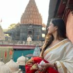 Nidhi Shah Instagram - It is imperative we as humans disconnect with the hustle once in a while and connect with the divine. Had the most surreal Darshan today. Forever grateful for getting this opportunity to be so close to Mahakal. The Bhasm Aarti from 4.00 AM to 6.00 AM was a divine experience like none other, had goosebumps and was simply overwhelmed by the love that I received today in the Temple complex. Once again, eternally grateful to have experienced this. Jai Mahakal! HAR HAR MAHADEV 🙏🏼🙏🏼😇 Ujjain Mahakal Temple