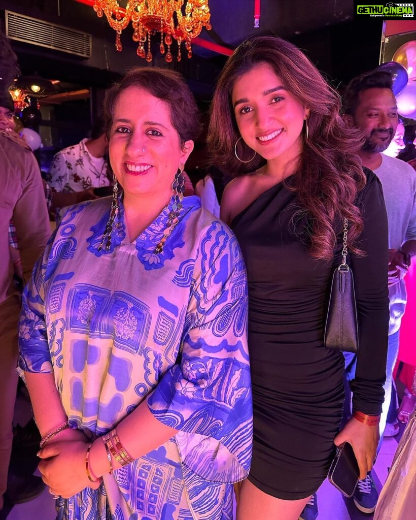 Nidhi Shah Instagram - Bumped into the most humble person last night, one who needs no introduction. Her humility brings a sense of calmness in you when you speak to her. Truly an inspiring personality. @guneetmonga ❤️