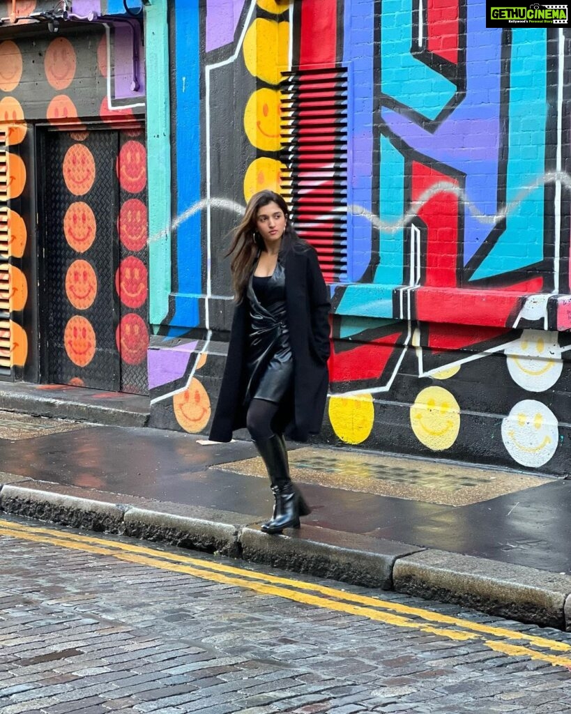 Nidhi Shah Instagram - As a person who loves her comfort zone, I stepped into London, walked into the unknown (even got robbed in broad day light!) 🥹 But you grew on me. I loved walking down your streets, enjoyed your fine food, warm hospitality and of course the History! Stepping out of my comfort zone never felt so good! And I am surely walking out a newer, fresher, brighter and more confident person! Blessed, grateful and all charged to take the year head on! London, United Kingdom