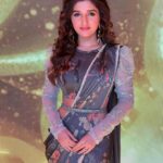 Nidhi Shah Instagram - Had so much fun shooting this one. Kumar Sanu ji & Shaan truly won our hearts! So much nostalgia on this day - purani yaadein ek dum se taaze ho gayi!! uffff😍😍 Undoubtedly one of the best days i have ever had😍 a day filled with love laughter and music. An experience i will cherish all my life. Thank you @starplus for having me on this episode. It still makes me laugh😄 This episode is very special Don’t forget to watch Ravivaar with Star Parivaar✨😍this Sunday ❤️ Also swipe for bts 😁 Mua - @nishachandnanii Hair by - @anjalichaudhary9876 Styled by - @anusoru Film City