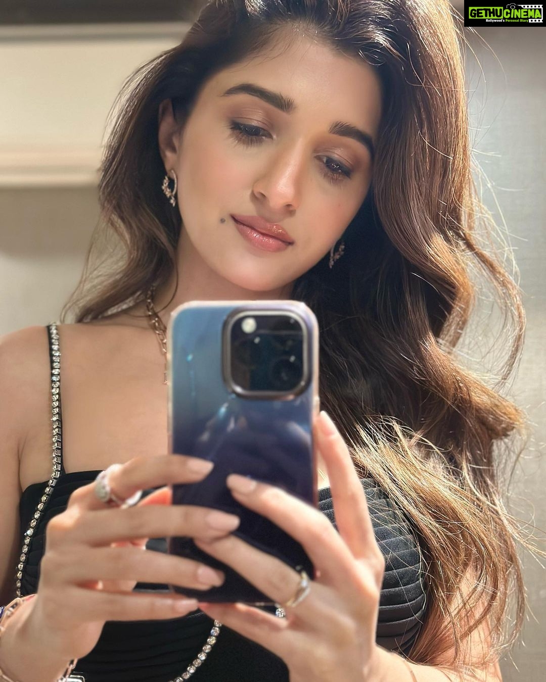 Nidhi Shah Instagram - My forever twin 💕✨ . . . . . . #selfie #selfietime #bts #mirrorselfie #loveblack #makeup #makeupbyme #jewerlly #shoot #work