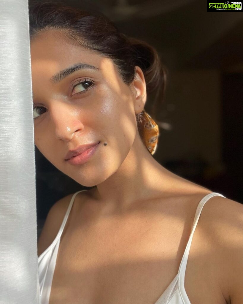 Nidhi Shah Instagram - Looking at you 🍂