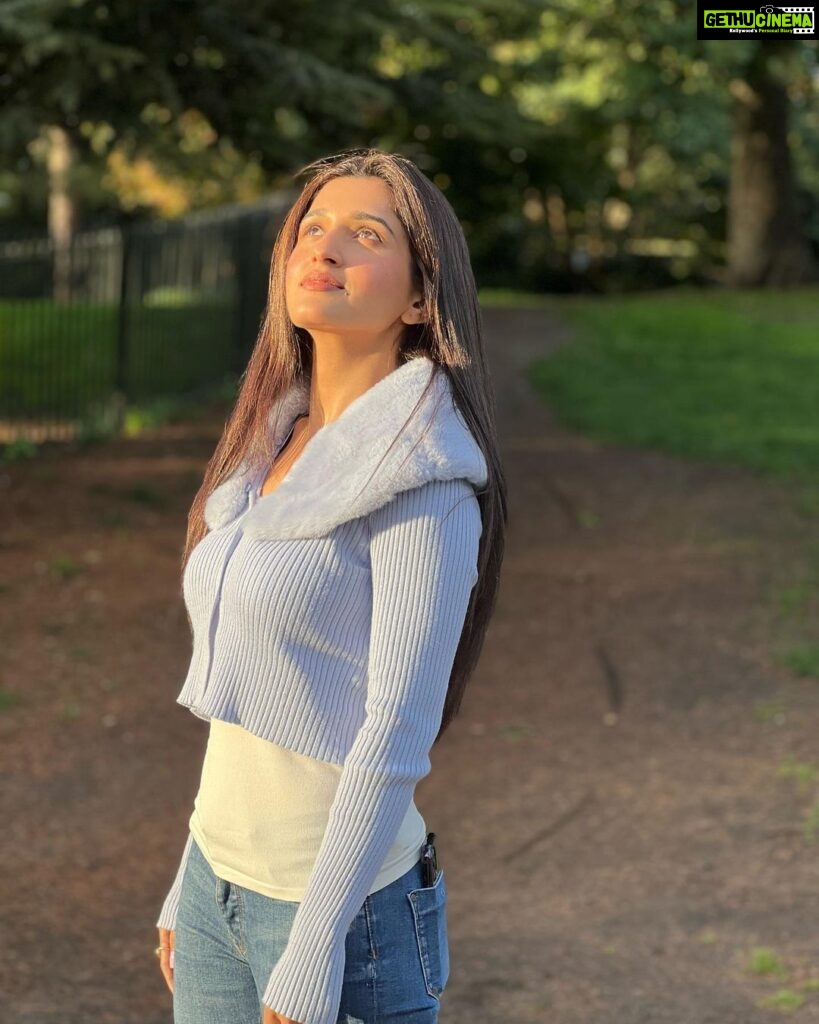 Nidhi Shah Instagram - grateful for the year that was. just taking a pause.. and absorbing it all in before I turn a year older.. bisou bisou ✨ London, United Kingdom