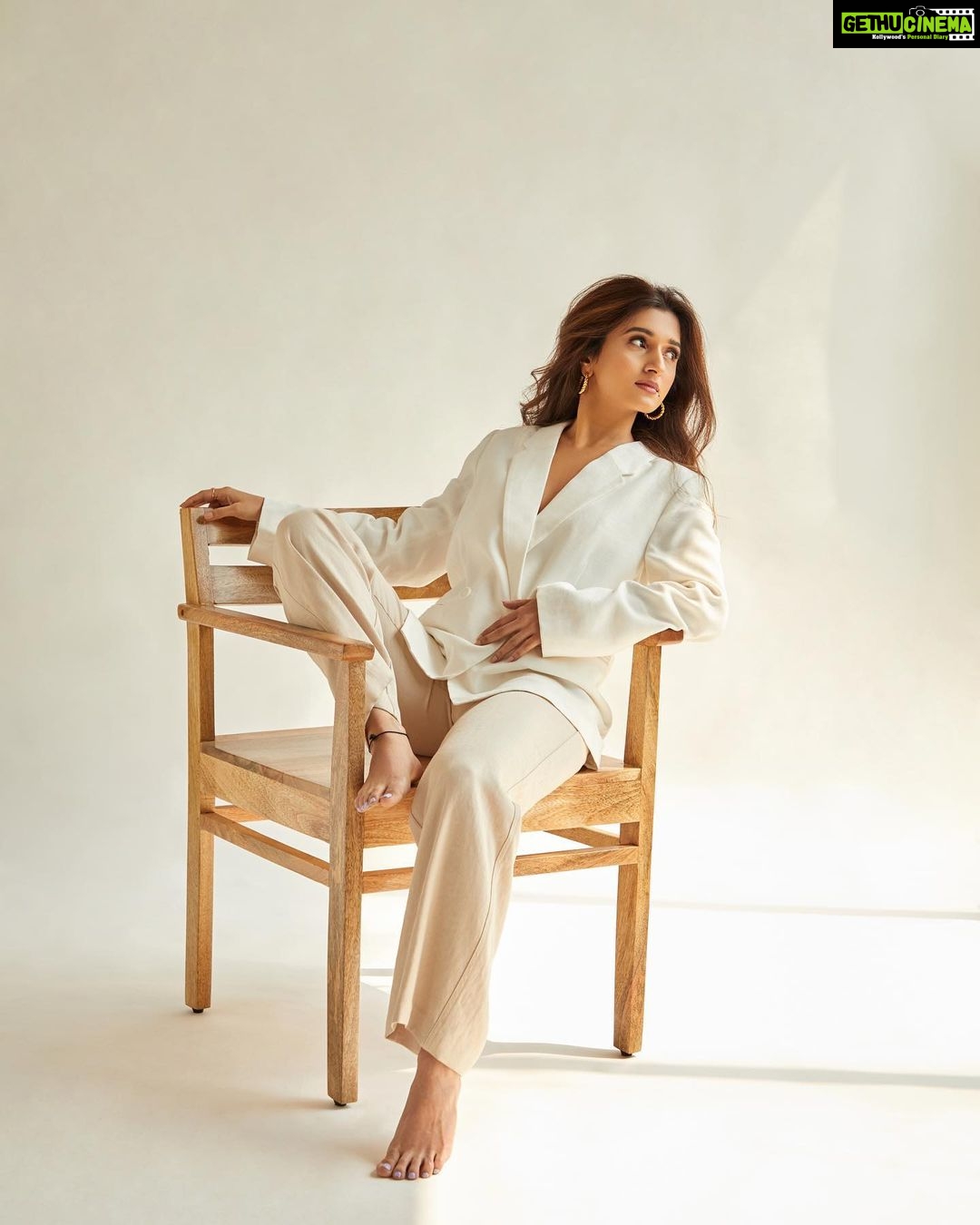 Nidhi Shah Instagram - recent days🎬 . . . . . Mua- @farkhundah_nikhat Hairby - @hairstoriesbyrishikaa Stylist- @style.byniharika_ Jewerelly- @amaishajewellery 📸- @theguywithacanon