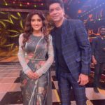 Nidhi Shah Instagram - Had so much fun shooting this one. Kumar Sanu ji & Shaan truly won our hearts! So much nostalgia on this day - purani yaadein ek dum se taaze ho gayi!! uffff😍😍 Undoubtedly one of the best days i have ever had😍 a day filled with love laughter and music. An experience i will cherish all my life. Thank you @starplus for having me on this episode. It still makes me laugh😄 This episode is very special Don’t forget to watch Ravivaar with Star Parivaar✨😍this Sunday ❤️ Also swipe for bts 😁 Mua - @nishachandnanii Hair by - @anjalichaudhary9876 Styled by - @anusoru Film City