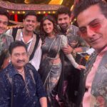 Nidhi Shah Instagram - Had so much fun shooting this one. Kumar Sanu ji & Shaan truly won our hearts! So much nostalgia on this day - purani yaadein ek dum se taaze ho gayi!! uffff😍😍 Undoubtedly one of the best days i have ever had😍 a day filled with love laughter and music. An experience i will cherish all my life. Thank you @starplus for having me on this episode. It still makes me laugh😄 This episode is very special Don’t forget to watch Ravivaar with Star Parivaar✨😍this Sunday ❤️ Also swipe for bts 😁 Mua - @nishachandnanii Hair by - @anjalichaudhary9876 Styled by - @anusoru Film City