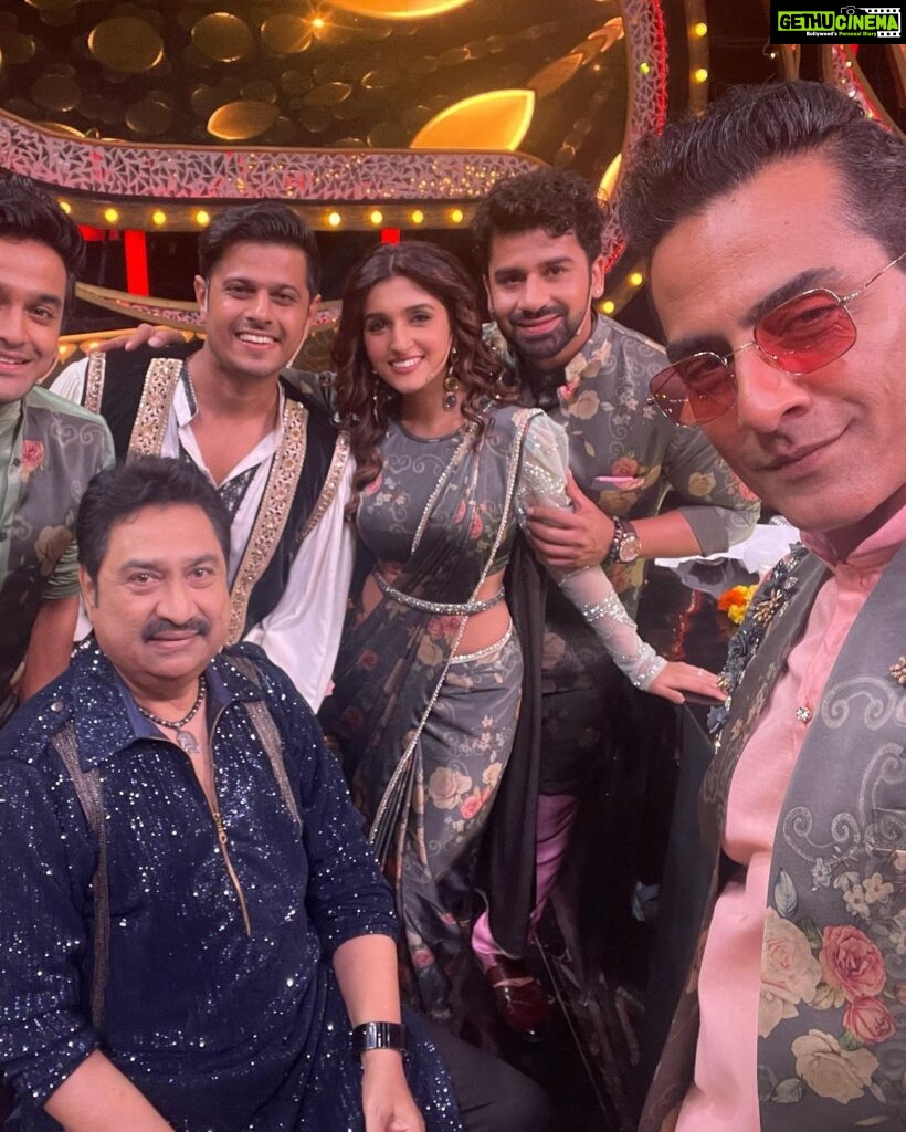 Nidhi Shah Instagram - Had so much fun shooting this one. Kumar Sanu ji & Shaan truly won our hearts! So much nostalgia on this day - purani yaadein ek dum se taaze ho gayi!! uffff😍😍 Undoubtedly one of the best days i have ever had😍 a day filled with love laughter and music. An experience i will cherish all my life. Thank you @starplus for having me on this episode. It still makes me laugh😄 This episode is very special Don’t forget to watch Ravivaar with Star Parivaar✨😍this Sunday ❤️ Also swipe for bts 😁 Mua - @nishachandnanii Hair by - @anjalichaudhary9876 Styled by - @anusoru Film City