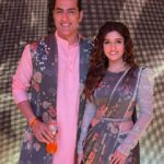 Nidhi Shah Instagram - Had so much fun shooting this one. Kumar Sanu ji & Shaan truly won our hearts! So much nostalgia on this day - purani yaadein ek dum se taaze ho gayi!! uffff😍😍 Undoubtedly one of the best days i have ever had😍 a day filled with love laughter and music. An experience i will cherish all my life. Thank you @starplus for having me on this episode. It still makes me laugh😄 This episode is very special Don’t forget to watch Ravivaar with Star Parivaar✨😍this Sunday ❤️ Also swipe for bts 😁 Mua - @nishachandnanii Hair by - @anjalichaudhary9876 Styled by - @anusoru Film City