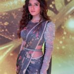 Nidhi Shah Instagram - Had so much fun shooting this one. Kumar Sanu ji & Shaan truly won our hearts! So much nostalgia on this day - purani yaadein ek dum se taaze ho gayi!! uffff😍😍 Undoubtedly one of the best days i have ever had😍 a day filled with love laughter and music. An experience i will cherish all my life. Thank you @starplus for having me on this episode. It still makes me laugh😄 This episode is very special Don’t forget to watch Ravivaar with Star Parivaar✨😍this Sunday ❤️ Also swipe for bts 😁 Mua - @nishachandnanii Hair by - @anjalichaudhary9876 Styled by - @anusoru Film City