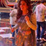 Nidhi Shah Instagram - Had so much fun shooting this one. Kumar Sanu ji & Shaan truly won our hearts! So much nostalgia on this day - purani yaadein ek dum se taaze ho gayi!! uffff😍😍 Undoubtedly one of the best days i have ever had😍 a day filled with love laughter and music. An experience i will cherish all my life. Thank you @starplus for having me on this episode. It still makes me laugh😄 This episode is very special Don’t forget to watch Ravivaar with Star Parivaar✨😍this Sunday ❤️ Also swipe for bts 😁 Mua - @nishachandnanii Hair by - @anjalichaudhary9876 Styled by - @anusoru Film City