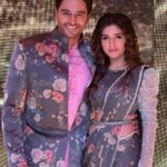 Nidhi Shah Instagram - Had so much fun shooting this one. Kumar Sanu ji & Shaan truly won our hearts! So much nostalgia on this day - purani yaadein ek dum se taaze ho gayi!! uffff😍😍 Undoubtedly one of the best days i have ever had😍 a day filled with love laughter and music. An experience i will cherish all my life. Thank you @starplus for having me on this episode. It still makes me laugh😄 This episode is very special Don’t forget to watch Ravivaar with Star Parivaar✨😍this Sunday ❤️ Also swipe for bts 😁 Mua - @nishachandnanii Hair by - @anjalichaudhary9876 Styled by - @anusoru Film City