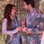 Nidhi Shah Instagram - Had so much fun shooting this one. Kumar Sanu ji & Shaan truly won our hearts! So much nostalgia on this day - purani yaadein ek dum se taaze ho gayi!! uffff😍😍 Undoubtedly one of the best days i have ever had😍 a day filled with love laughter and music. An experience i will cherish all my life. Thank you @starplus for having me on this episode. It still makes me laugh😄 This episode is very special Don’t forget to watch Ravivaar with Star Parivaar✨😍this Sunday ❤️ Also swipe for bts 😁 Mua - @nishachandnanii Hair by - @anjalichaudhary9876 Styled by - @anusoru Film City