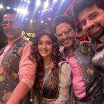 Nidhi Shah Instagram - Had so much fun shooting this one. Kumar Sanu ji & Shaan truly won our hearts! So much nostalgia on this day - purani yaadein ek dum se taaze ho gayi!! uffff😍😍 Undoubtedly one of the best days i have ever had😍 a day filled with love laughter and music. An experience i will cherish all my life. Thank you @starplus for having me on this episode. It still makes me laugh😄 This episode is very special Don’t forget to watch Ravivaar with Star Parivaar✨😍this Sunday ❤️ Also swipe for bts 😁 Mua - @nishachandnanii Hair by - @anjalichaudhary9876 Styled by - @anusoru Film City