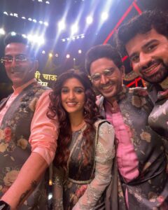 Nidhi Shah Instagram - Had so much fun shooting this one. Kumar Sanu ji & Shaan truly won our hearts! So much nostalgia on this day - purani yaadein ek dum se taaze ho gayi!! uffff😍😍 Undoubtedly one of the best days i have ever had😍 a day filled with love laughter and music. An experience i will cherish all my life. Thank you @starplus for having me on this episode. It still makes me laugh😄 This episode is very special Don’t forget to watch Ravivaar with Star Parivaar✨😍this Sunday ❤️ Also swipe for bts 😁 Mua - @nishachandnanii Hair by - @anjalichaudhary9876 Styled by - @anusoru Film City