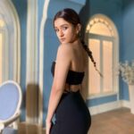 Nidhi Shah Instagram - It’s Monday don’t forget to be AWESOME 🦋🖤 . . . Mua - @makeupbymahekbhatt Hair by - @hairstorybyreshma