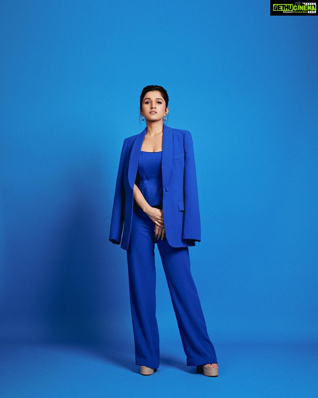 Nidhi Shah Instagram - Bluetiful feeling 🦋 . . . Makeup - @nishachandnanii Hairby - @hairstorybyreshma Stylist- @ayushigala__ 📸 - @theguywithacanon