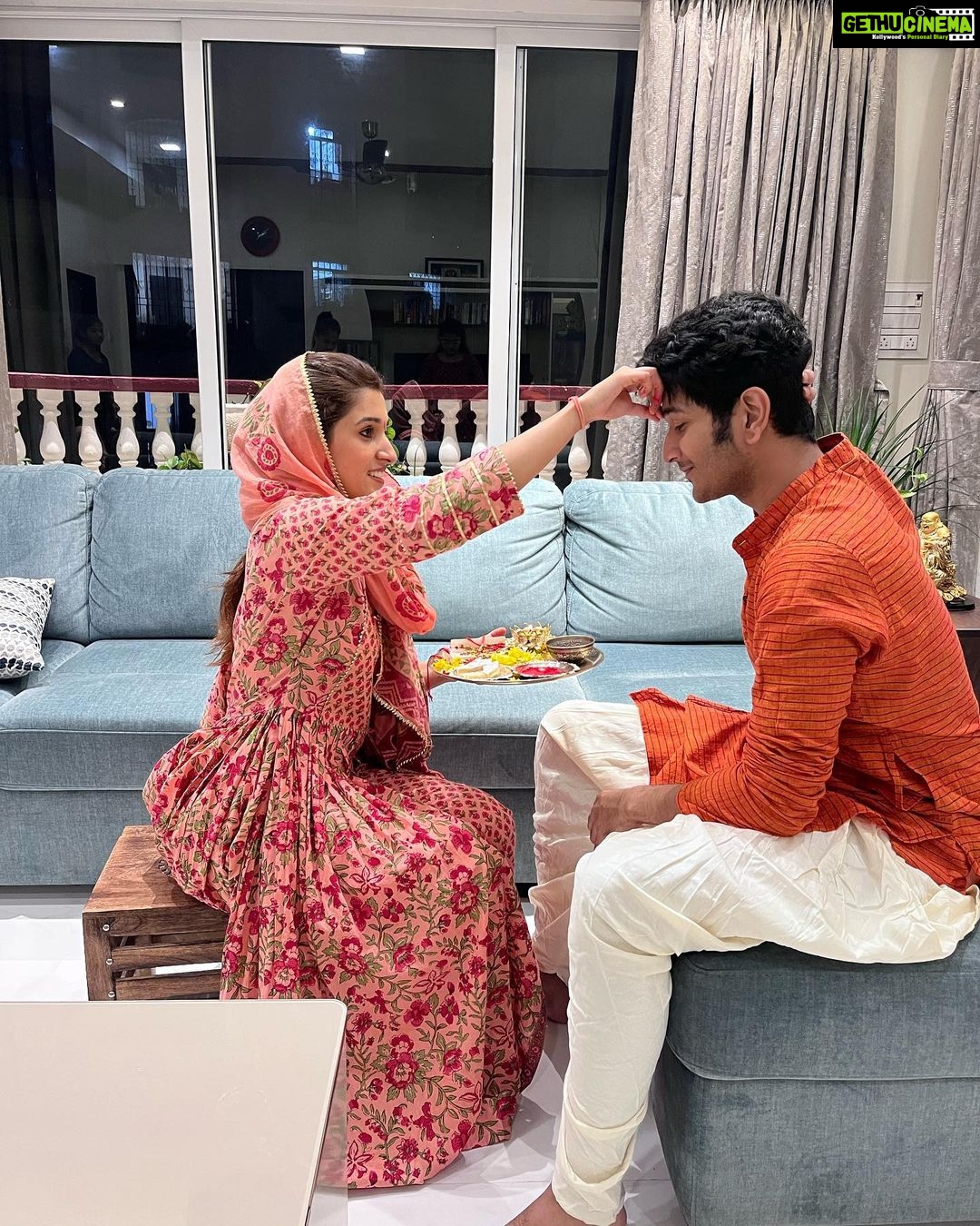 Nidhi Shah Instagram - Happy Rakshabandhan 🤗👫❤️ . . . wearing - @salwat.official Jewerally- @anmoljewellers