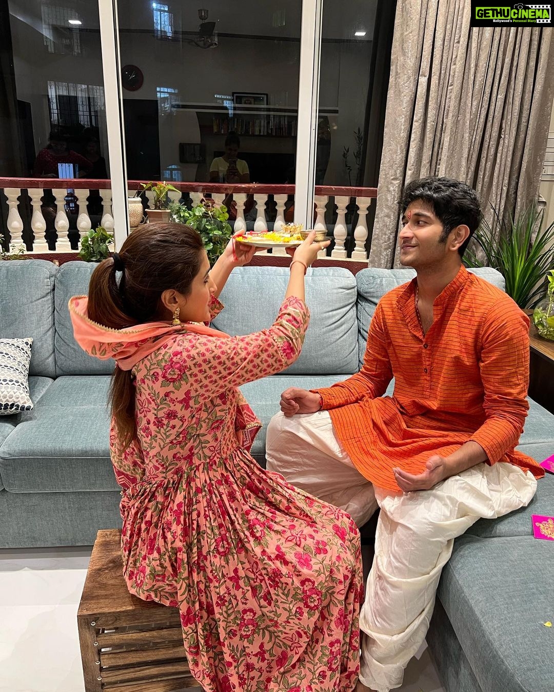 Nidhi Shah Instagram - Happy Rakshabandhan 🤗👫❤️ . . . wearing - @salwat.official Jewerally- @anmoljewellers