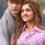 Nidhi Shah Instagram - Its finally here! Come along and relive those small moments of love with #KuchTohZaroorHai♥️😉 @khan_mohsinkhan @javedali4u @nileshahujaofficial @kumaarofficial @saregama_official #Saregama #SaregamaMusic #KuchTohZaroorHai #MohsinKhan #nidhishah