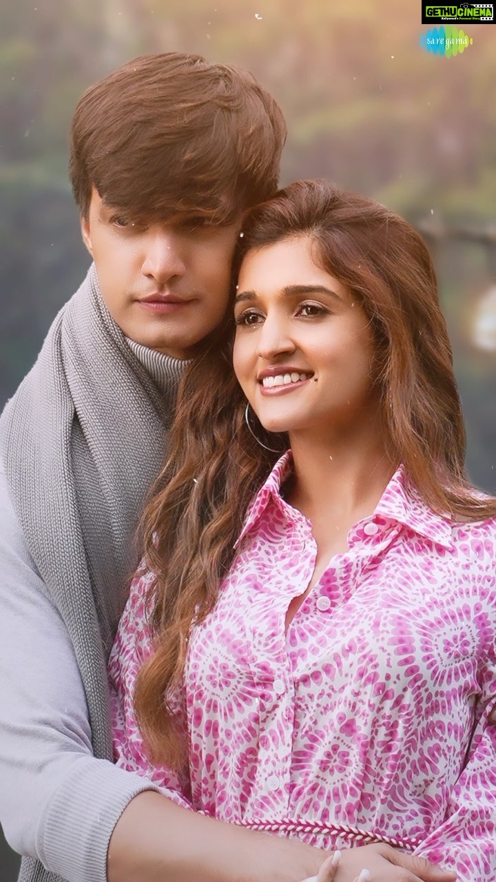 Nidhi Shah Instagram - Its finally here! Come along and relive those small moments of love with #KuchTohZaroorHai♥️😉 @khan_mohsinkhan @javedali4u @nileshahujaofficial @kumaarofficial @saregama_official #Saregama #SaregamaMusic #KuchTohZaroorHai #MohsinKhan #nidhishah