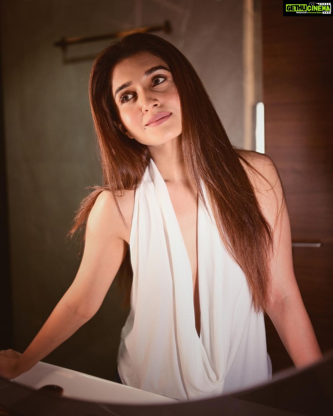 Nidhi Shah Instagram - You are so much more.. than what you see in a mirror. 🍁 . . . . . . 💄- @nishachandnanii 📸 - @aashkapatelphotographyy