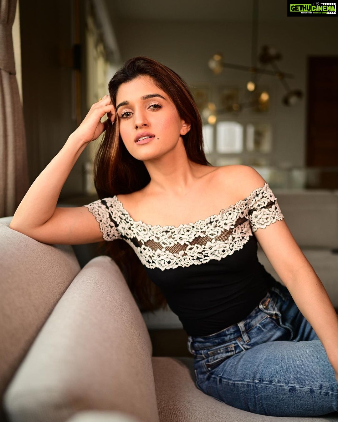 Nidhi Shah Instagram - I still see you at every sunset 💕 . . . . . Mua - @nishachandnanii 📸- @aashkapatelphotographyy Hair by - @hairstylist_shobhapawar