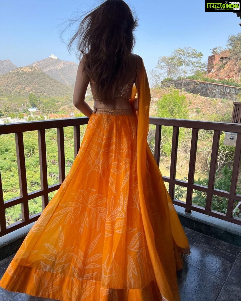 Nidhi Shah Instagram - This colour is everything 🧡 . . Wearing- @arpitamehtaofficial Udaipur - The City of Lakes
