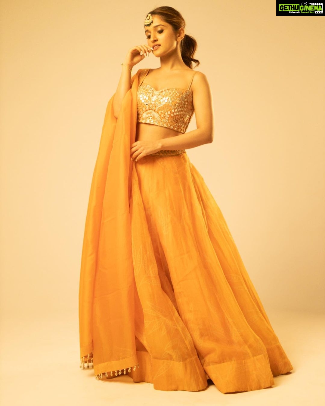Nidhi Shah Instagram - Late post ⨠. . Wearing - @arpitamehtaofficial Makeup - @nishachandnanii Hairby - @hairstoriesbyrishikaa đ¸ - @willhazell . . #banadijodi2022 #wedding #throwback #latepost #summervibes #love #lehenge #indianwedding