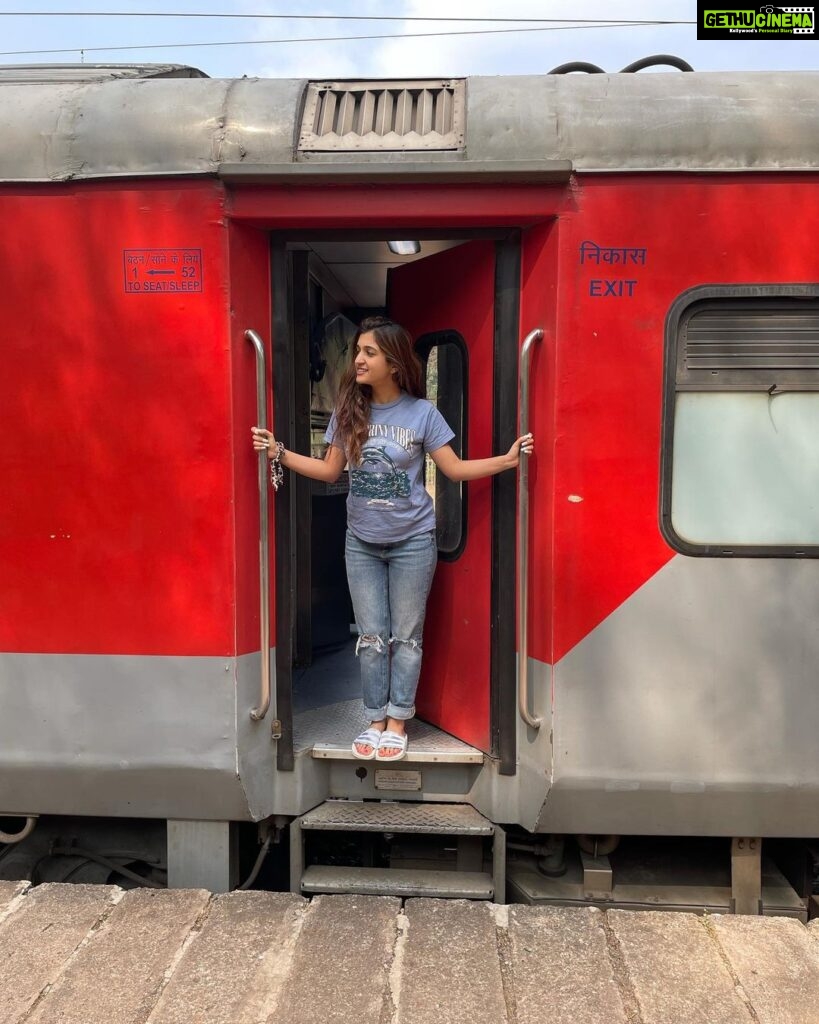 Nidhi Shah Instagram - Travelled after ages on a train, the experience of travelling in a train with your friends or family is incomparable ❤️ #goodtimes
