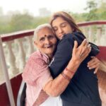 Nidhi Shah Instagram - Hugged her after a month ❤️🥺 Pyaar aur sukoon 🤗❤️ #nani #aajji❤️ . . Happy Sunday people 🌸