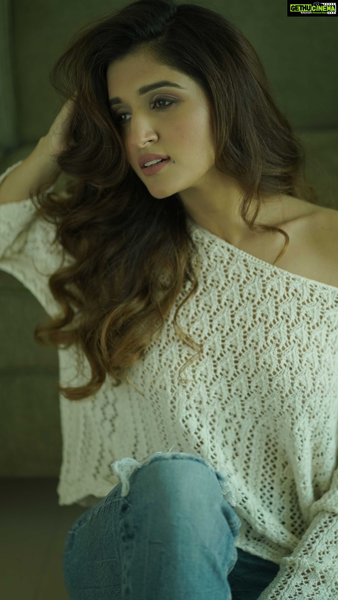 Nidhi Shah Instagram - She beats to the beauty of the wildflower heart and seashore soul πΈβ¨ . . . Makeupby - @makeupbymahekbhatt β€οΈ Hairby - @hairstorybyreshma β€οΈ Photographer- @dieppj . #reelitfeelit ππ