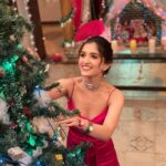 Nidhi Shah Instagram – It’s that time of the year again, it’s the season to sparkle ✨🎄🥳 
 May this Christmas Santa fill your tree of life with happiness, joy, love and good health 🤗 

 Merry Christmas everyone 🤗😘✨🎄 
.
#mysantaisthecutest 🎅✨🎄🤗😘.
.
.

📸 – @gulshanshah15 ❤️