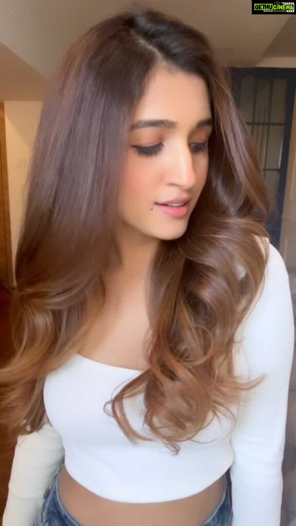 Nidhi Shah Instagram - Be it a sleek brunch look or a blown out party look, @dyson_india’s Airwrap has got me covered. Dry,smoothen & curl your hair in 10 mins- it’s perfect for anyone like me who is always on the go! Can’t do without it anymore😍 Gifted#DysonHair#DysonAirwrap