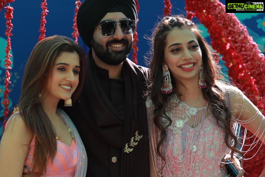 Nidhi Shah Instagram - Eat, Drink, Dance repeat 🥳 Happy Sunday people 😁 . . #majormissing #throwback #mehendiceremony @banadijodi2022 The Ananta Udaipur