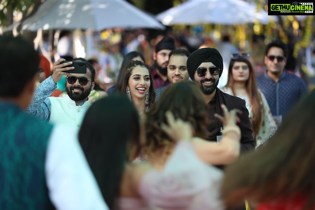 Nidhi Shah Instagram - Eat, Drink, Dance repeat 🥳 Happy Sunday people 😁 . . #majormissing #throwback #mehendiceremony @banadijodi2022 The Ananta Udaipur