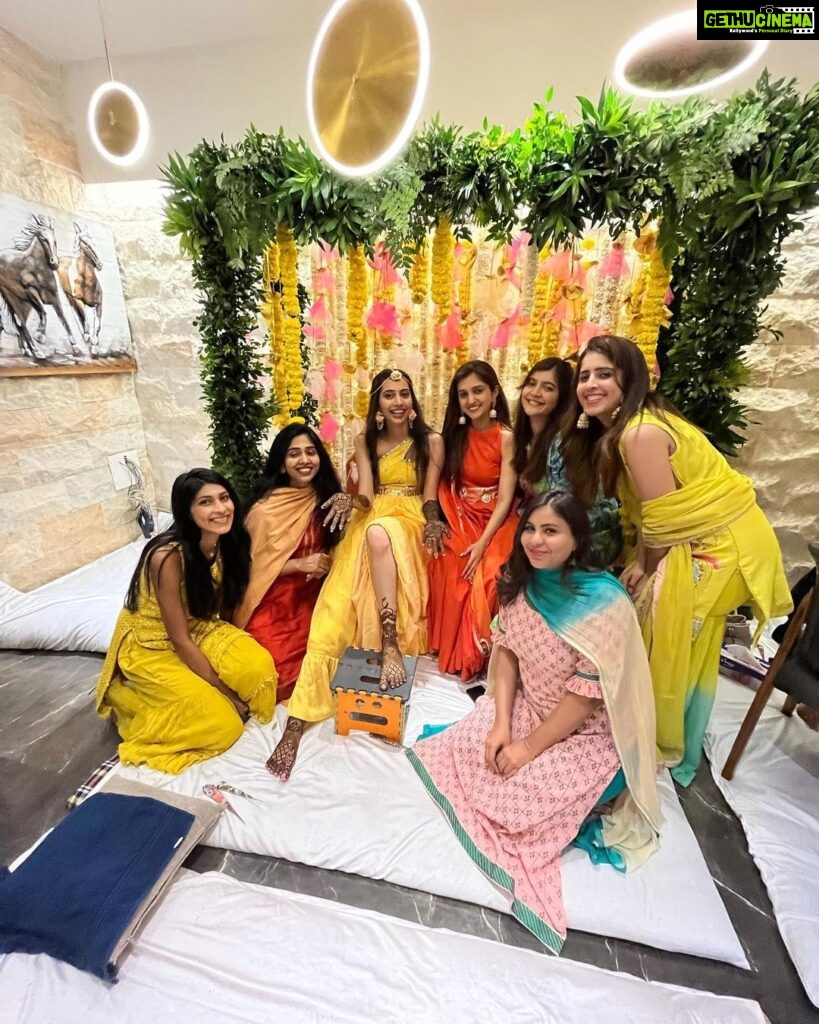 Nidhi Shah Instagram - My gorgeous bride to be 🌸 @namrata24 . . . . #mehndi #banadijodi #bridesmaids #bridetobe . . Home decor by - @turnthetables__ 😍🌸