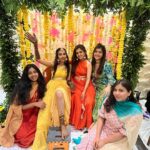 Nidhi Shah Instagram - My gorgeous bride to be 🌸 @namrata24 . . . . #mehndi #banadijodi #bridesmaids #bridetobe . . Home decor by - @turnthetables__ 😍🌸
