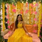 Nidhi Shah Instagram - My gorgeous bride to be 🌸 @namrata24 . . . . #mehndi #banadijodi #bridesmaids #bridetobe . . Home decor by - @turnthetables__ 😍🌸