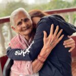 Nidhi Shah Instagram - Hugged her after a month ❤️🥺 Pyaar aur sukoon 🤗❤️ #nani #aajji❤️ . . Happy Sunday people 🌸