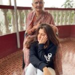 Nidhi Shah Instagram - Hugged her after a month ❤️🥺 Pyaar aur sukoon 🤗❤️ #nani #aajji❤️ . . Happy Sunday people 🌸