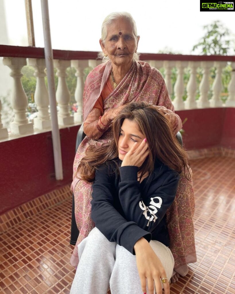 Nidhi Shah Instagram - Hugged her after a month ❤️🥺 Pyaar aur sukoon 🤗❤️ #nani #aajji❤️ . . Happy Sunday people 🌸