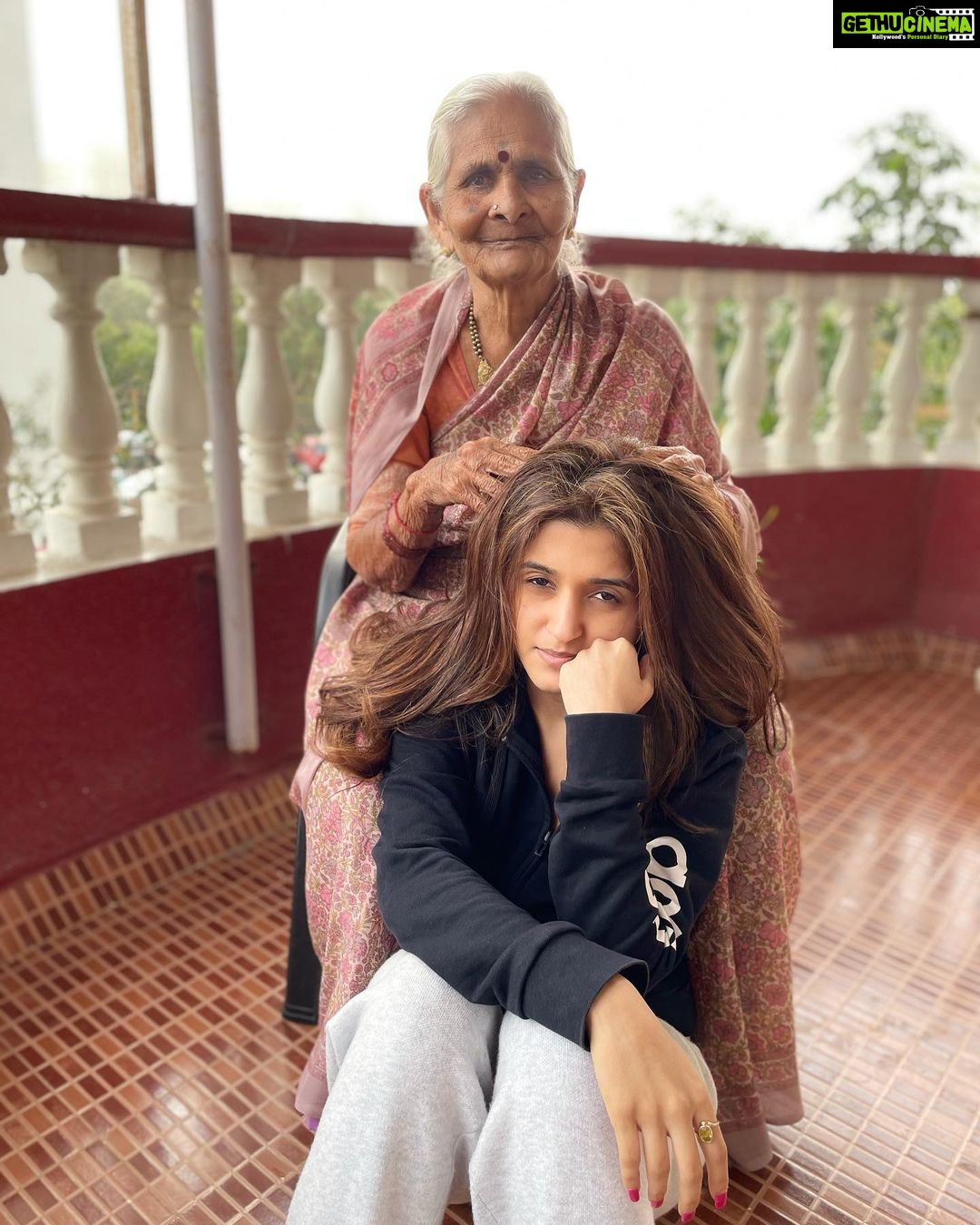 Nidhi Shah Instagram - Hugged her after a month ❤️🥺 Pyaar aur sukoon 🤗❤️ #nani #aajji❤️ . . Happy Sunday people 🌸