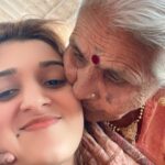 Nidhi Shah Instagram - Hugged her after a month ❤️🥺 Pyaar aur sukoon 🤗❤️ #nani #aajji❤️ . . Happy Sunday people 🌸