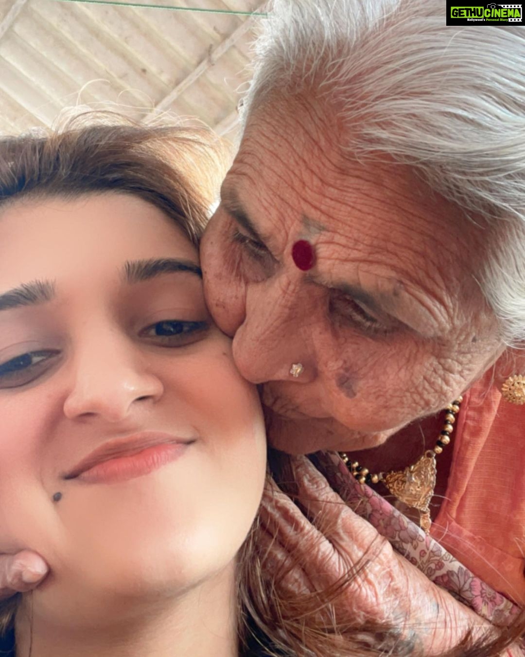 Nidhi Shah Instagram - Hugged her after a month ❤️🥺 Pyaar aur sukoon 🤗❤️ #nani #aajji❤️ . . Happy Sunday people 🌸