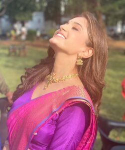 Nidhi Shah Instagram - Badi lambi guftagu karni hai tumse tum aana, ek puri Zindagi lekar 🌸